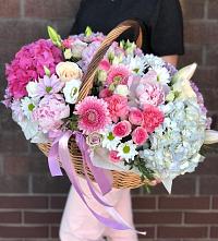 Композиция солнечный день в Лыткарино Цветочная композиция из Розы, Хризантемы, Пионы и Лизиантусы в корзине в Лыткарино