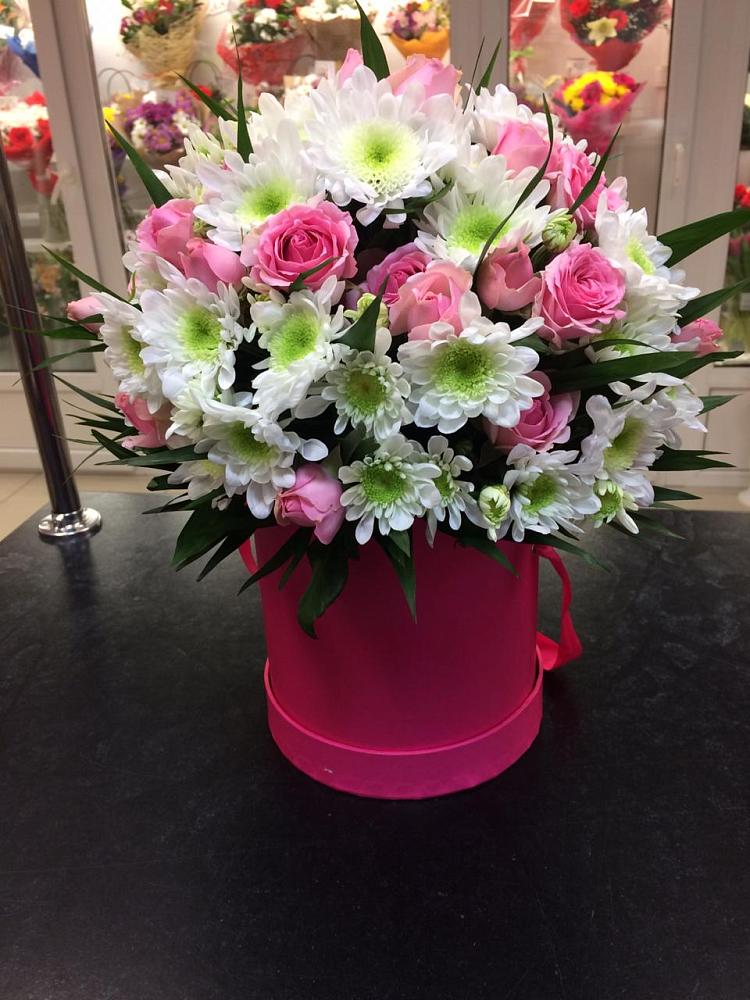 Цветочная композиция из Розы и Хризантемы в шляпной коробке в Лыткарино