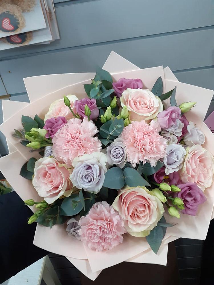 Букет цветов из: Розы, Гвоздики и Лизиантусы в Лыткарино